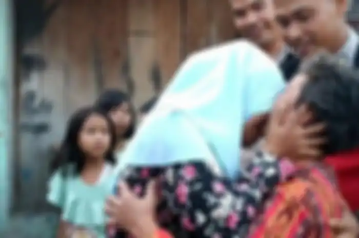 Momen haru Kasmi (60) dan Sangkut Lestari (35), anak dan ibu warga Bedeng Sentral Pasar Inpres Tanjung Enim Muaraenim Pecah ketika bertemu setelah terpisah selama hampir 3o tahun lamanya, Selasa (25/6/2019). 