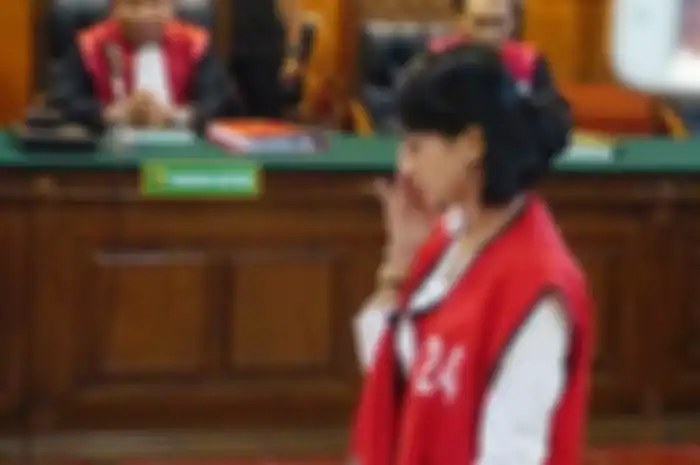 Artis peran Vanessa Angel menangis usai mendengarkan vonis atas dirinya di Pengadilan Negeri Surabaya, Rabu (26/6/2019). 