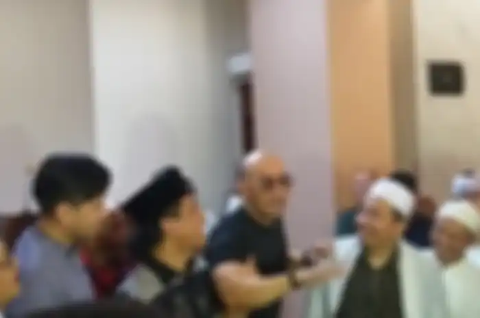 Deddy Corbuzier ditemani Gus Miftah saat ditemui Grid.ID di kawasan Bintaro, Tangerang, Jumat (28/7/2019).
