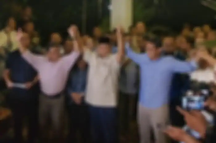 Calon presiden nomor urut 02 Prabowo Subianto dan calon wakil presiden Sandiaga Uno saat jumpa pers di kediaman pribadi Prabowo, Jalan Kertanegara, Jakarta Selatan, Kamis (27/6/2019) malam. 