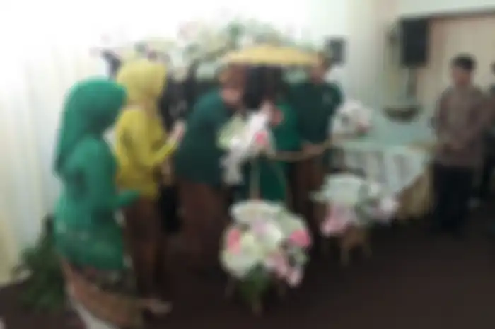Gubernur Khofifah berjualan es dawet di prosesi pernikahan putrinya 