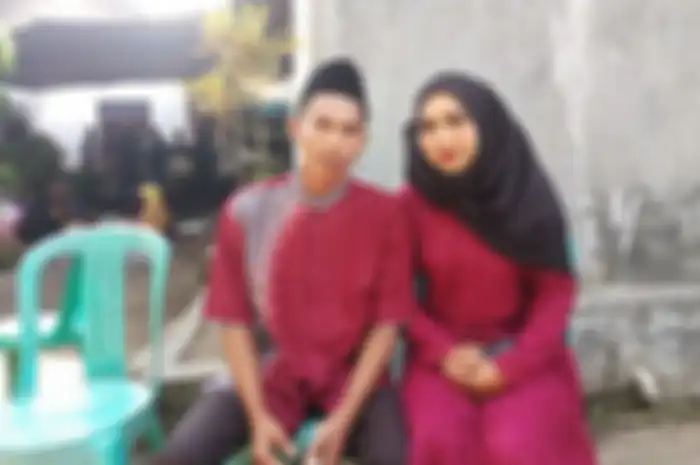 Agus Riadi dan Ros saat menjamu tamu di acara resepsi pernikahannya (27/6/2019)