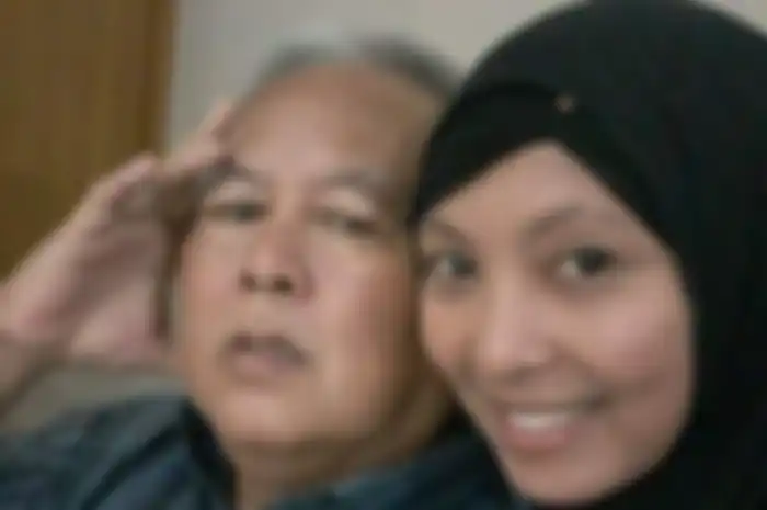 Sri Wahyunike (38) bersama ayahnya Kgs Idrus. Sri melakukan sayembara untuk mencari ibunya yang sudah 39 tahun berpisah.