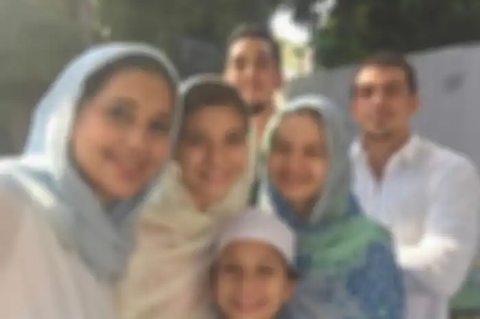 Ayu Azhari bersama 5 anaknya, salah satunya Axel Djody.