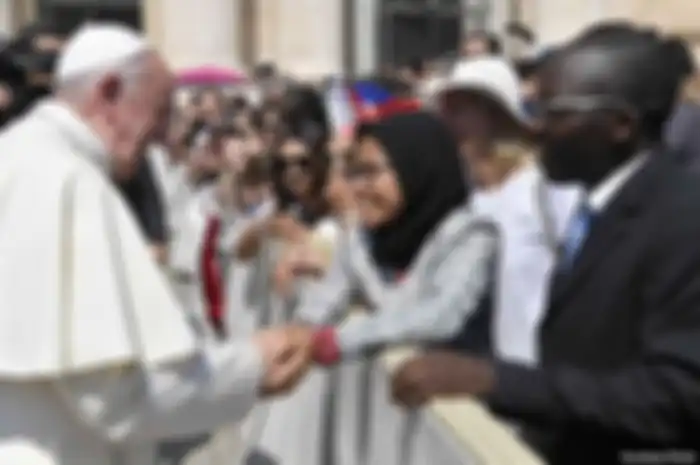 Dewi Praswida bertemu dan bersalaman dengan Paus di Basilika Santo Petrus, Vatikan, hari Rabu (26/6) lalu. Foto ini viral dan mendunia.