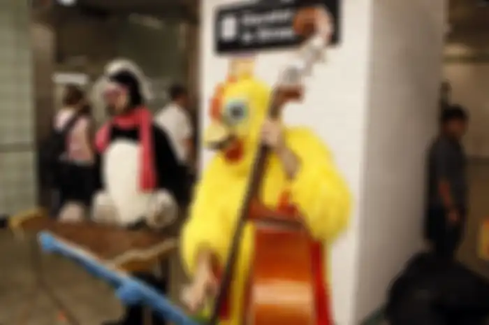 Selain ngamen, dua pemusik ini juga tampil dengan mengenakan kostum unik di stasiun kereta New York.
