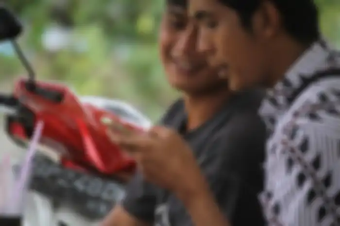 Ilustrasi Warga menikmati konektivitas 4G LTE Smartfren