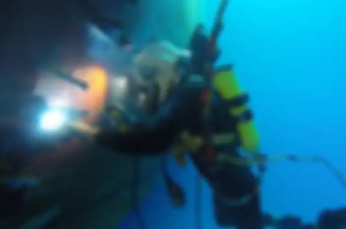 Tukang Las Bawah Laut