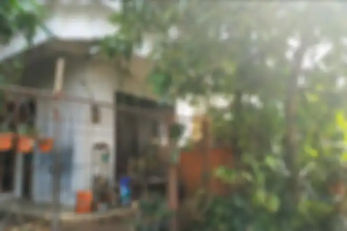 Rumah 2 lantai yang dihuni oleh H  