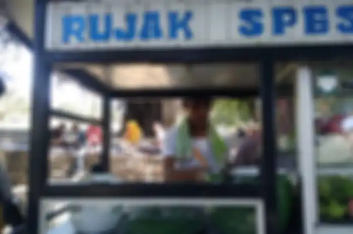 Aktifitas Sahyun calon jamaah haji, saat berjualan rujak di taman Selong, Lombok Timur.