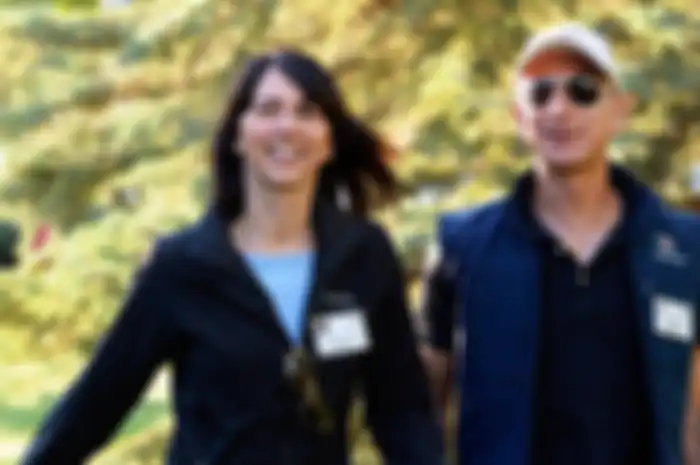 MacKenzie (kiri) dan Jeff Bezos (kanan)