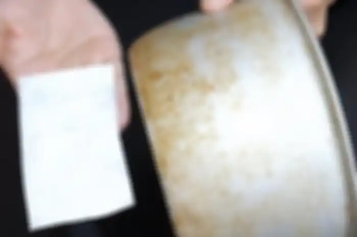 Untuk membersihkan kerak pada panci.
