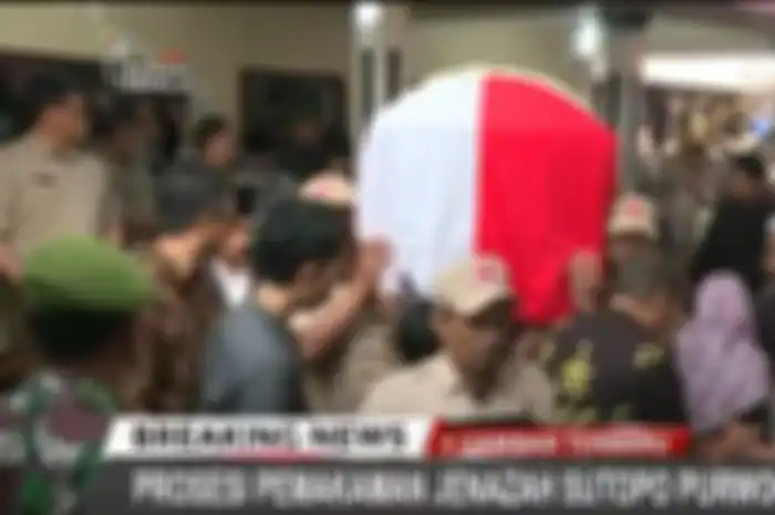 Prosesi terobosan dalam acara pemakaman Sutopo Purwo Nugroho.