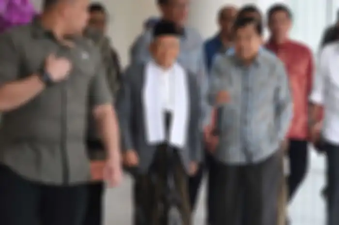 Wakil Presiden Jusuf Kalla (ketiga kanan) berbincang dengan Wakil Presiden terpilih KH Maruf Amin (kedua kiri) usai pertemuan di Kantor Wapres, Jakarta, Kamis (4/7/2019).