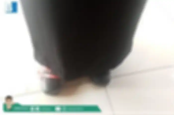 Salah seorang peserta seleksi PKN STAN tetap mengikuti ujian meski memakai sepatu butut yang diikat dengan tali  