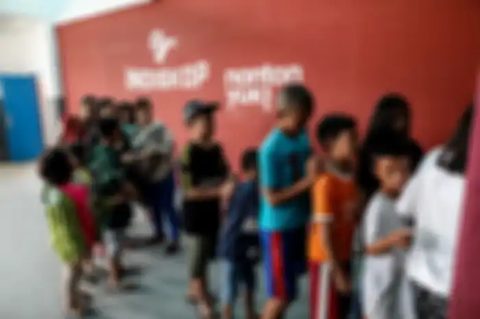 Warga mengantri untuk menonton bioskop di Pasar Teluk Gong, Penjaringan, Jakarta Utara, Jumat (5/7/2019). Perumda Pasar Jaya bekerja sama dengan Persatuan Artis Film Indonesia membangun bioskop rakyat bernama Indiskop atau Bioskop Independen dengan fasilitas dua studio yang berkapasitas masing-masing 128 kursi penonton untuk masyarakat berpenghasilan menengah ke bawah untuk ruang belajar produksi film serta mengajak masyarakat agar gemar menonton film Indonesia.