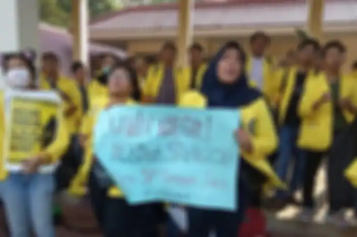 Puluhan anggota Badan Eksekutif Mahasiswa Universitas Indonesia (BEM UI) berunjuk rasa menolak sistem parkir berbayar, di depan Gedung Rektorat UI, Beji, Kota Depok, Senin (8/7/2019). 