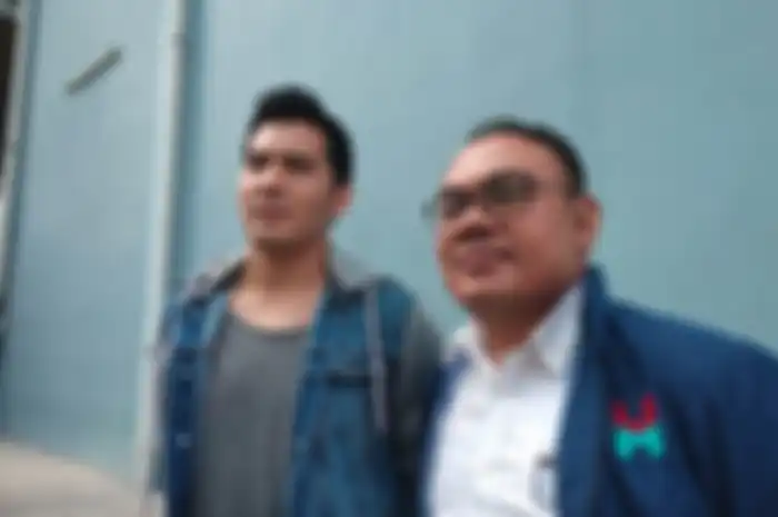 Ridho Ilahi bersama kuasa hukumnya  di kawasan Tendean, Jakarta Selatan, Selasa (9/7/2019).