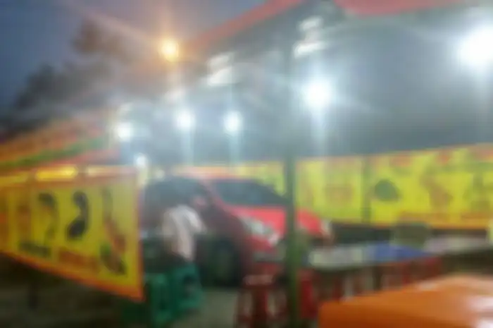 Mobil parkir di warung pecel lele