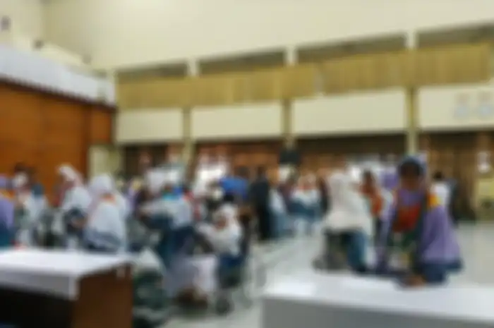 Jemaah haji asal Jawa Barat bersiap berangkat dari Asrama Haji Embarkasi Bekasi, Selasa (9/7/2019).