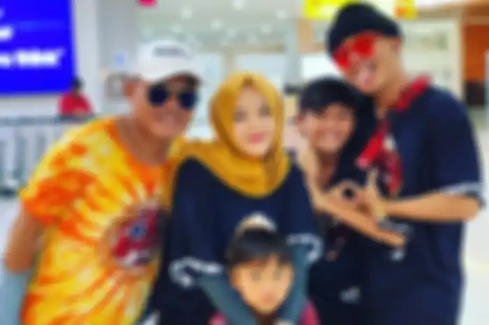 Sule dan keempat anaknya