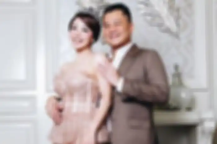 Femmy Permatasari menemani sang suami ke kantor polisi