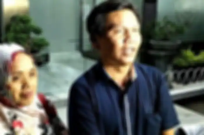 Kedua orang tua Rey Utami, Sulaiman dan Titin saat menjenguk putrinya di Dit Reskrimsus Polda Metro Jaya, Jakarta Selatan, Jumat (12/7/2019).  