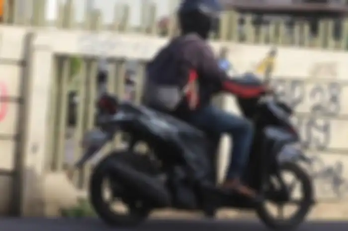 Ilustrasi mengendarai motor