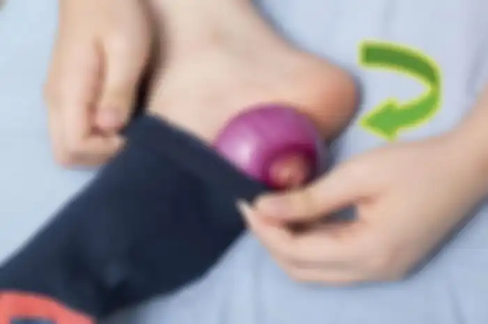 Selipkan Bawang Merah di Telapak Kaki saat Tidur dan Rasakan 3 Manfaat Kesehatan ini!