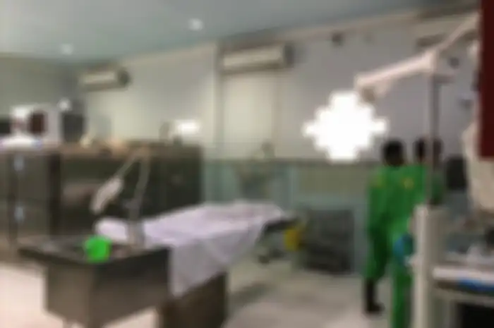 Jenazah DBJ (14) siswa SMA Taruna Indonesia yang meninggal usai mengikuti kegiatan orientasi saat berada di ruang jenazah Rumah Sakit (RS) Bhayangkara Palembang, Sabtu (13/7/2019).