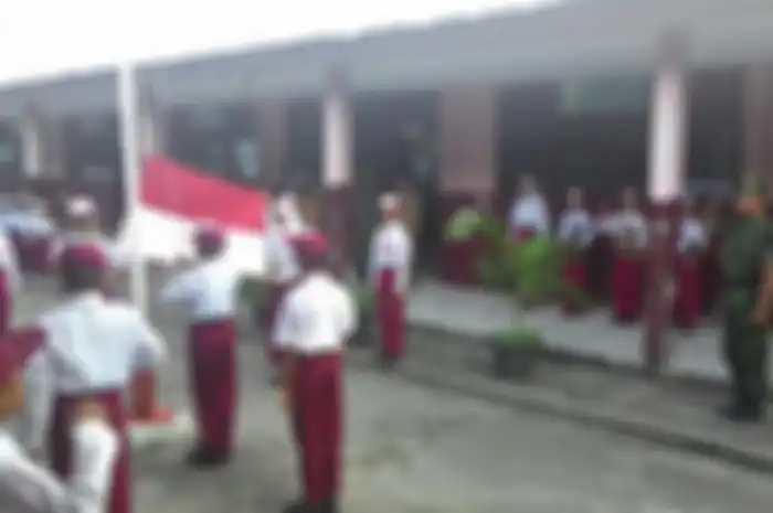 Upacara bendera di sekolah, selalu diadakan ketika hari pertama masuk