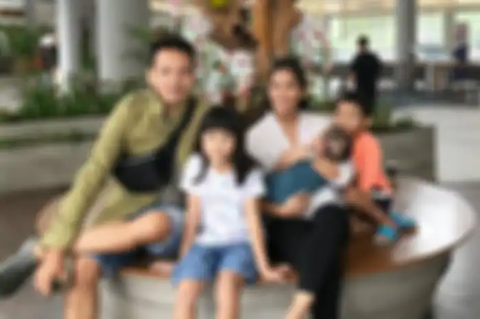 Ben Joshua dan Elsa Pasaka bersama anak-anaknya