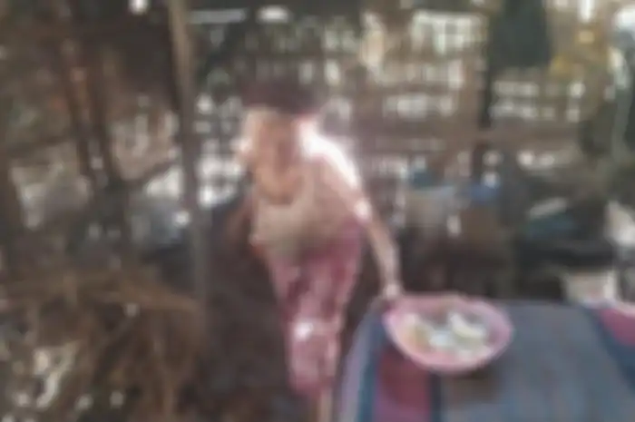 Rabina (92) asal Dusun Bertah, Desa Larangan Luar, Kecamatan Larangan hidup sebatang kara. Ia tinggal di gubuk reot bersama delapan kucing piaraannya. 