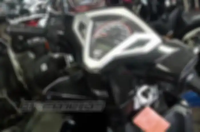 Setang sepeda motor yang dikunci ke arah kanan