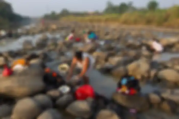Warga memanfaatkan sisa air di Sungai Cibarusah, Kampung Ciketung, Desa Sirnajati, Kecamatan Cibarusah, Kabupaten Bekasi, Jawa Barat.