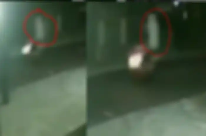 Rekaman CCTV penampakan pocong dibonceng pengendara bermotor.