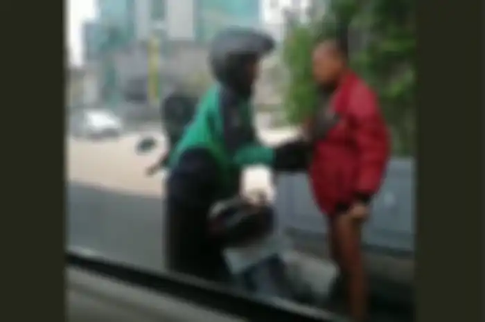 Kisah inspiratif driver ojol yang berikan jaketnya pada seorang anak yang sedang berada di pinggir jalan tanpa busana.