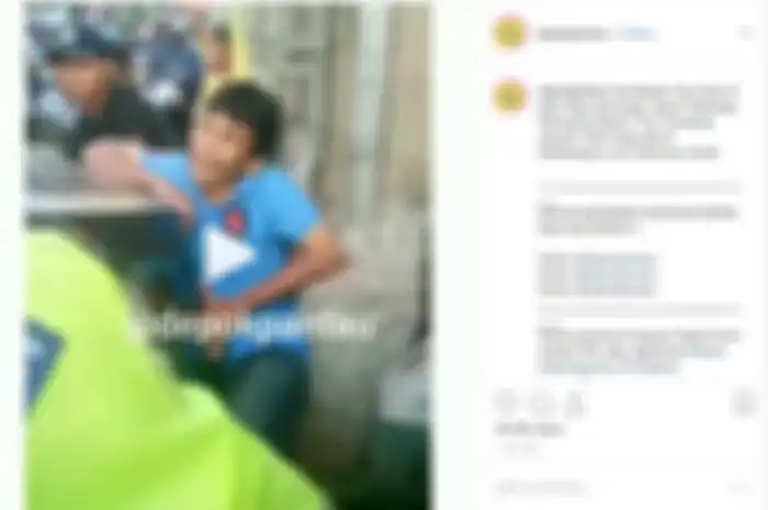 Pria yang badannya terjepit mobil