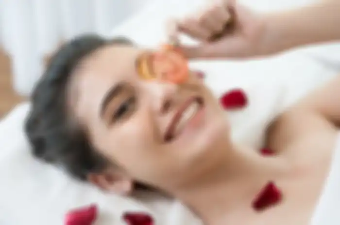 Coba Yuk 5 Cara Menghilangkan Kantung Mata dengan Tomat, Tetap Fresh Meski Kurang Tidur!
