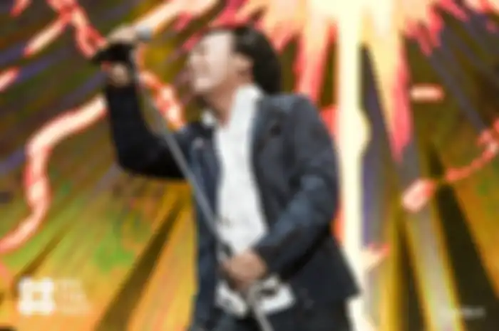 Ari Lasso saat manggung bareng Dewa 19 di We The Fest 2019.