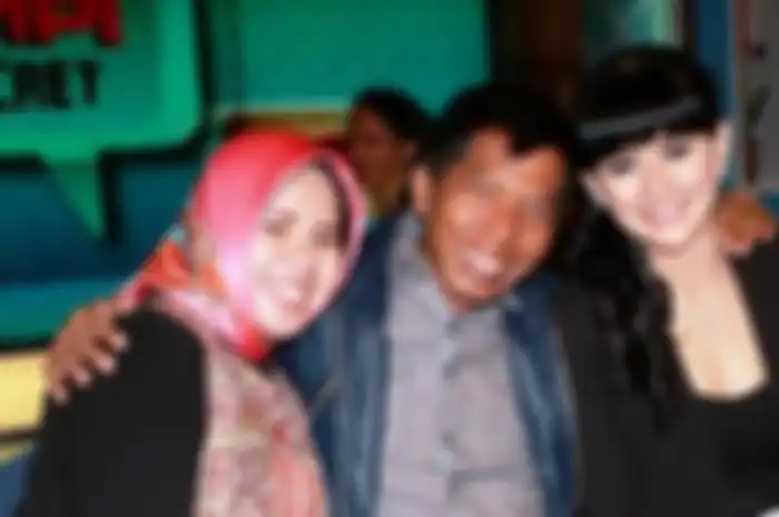 Komedian Kiwil (tengah) bersama kedua istrinya, Rochimah (kiri) dan Meggy Wulandari (kanan).