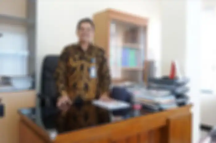 Mundholin, mantan penghuni panti asuhan yang kini menjadi direktur utama BPR BKK Kendal. 