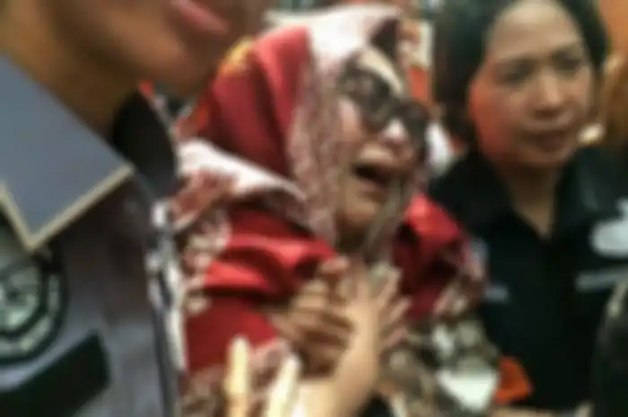 Detik-Detik Pilu, Nunung Cium Tangan Suami hingga Dibopong Sambil Nangis Histeris: Maafkan ya, Yah...