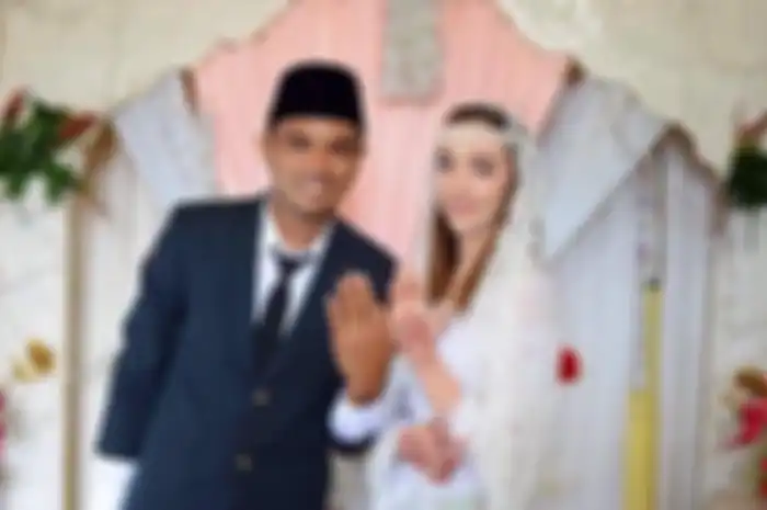 Danil dan Ciem memperlihatkan cicncin nikah 