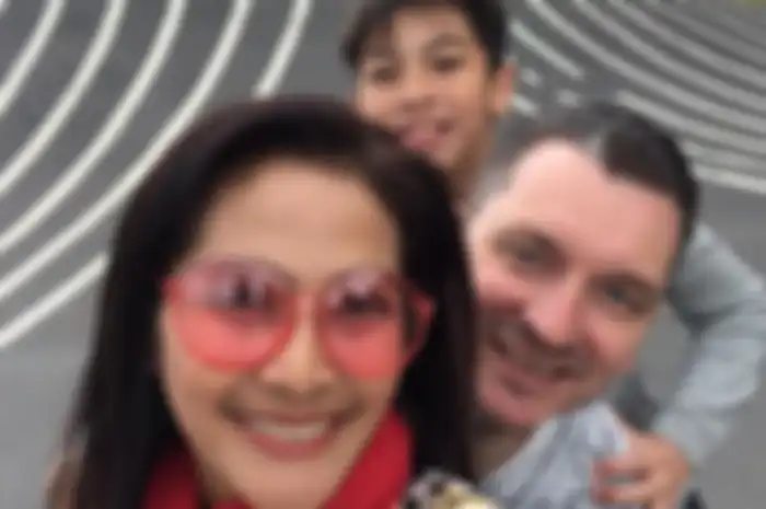Maudy Koesnaedi dan keluarga 
