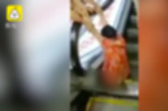 Terjebak di eskalator pusat perbelanjaan di China, kaki kiri wanita ini hancur. (Pearvideo via Asia One)