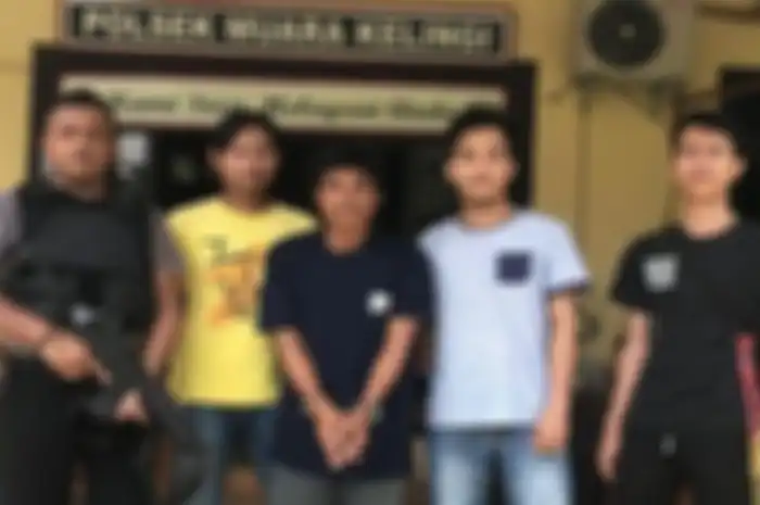 Pelaku pemerkosaan pakai baju hitam dengan tangan diborgol