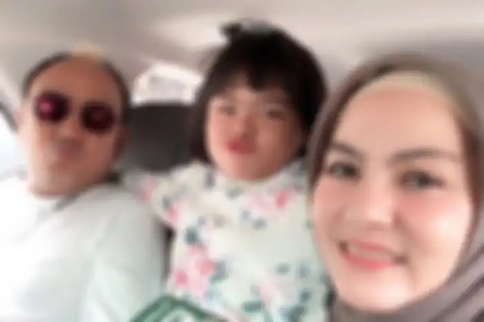 Azis Gagap bersama anak dan istri keduanya