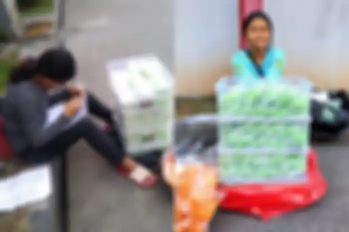 Dewi Febriyanti, siswi SMP yang viral karena berjualan bakpau sambil mengerjakan pr di pom bensin