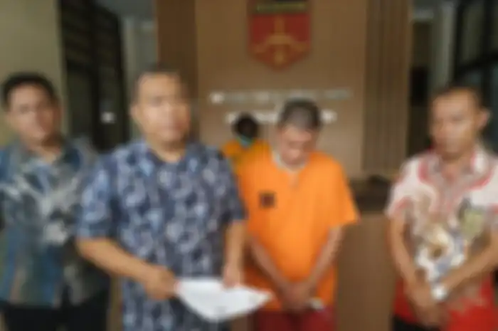 Pelaku VT, tersangka kasus pemerasan seorang mahasiswi yang telanjang dada saat video call WhatsApp, saat diamankan di Mapolda Kepulauan Bangka Belitung, Jumat (26/7/2019). 